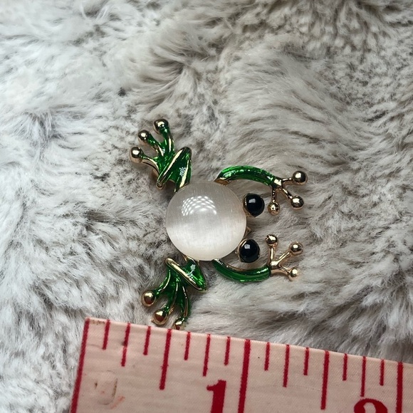 Elegant Frog Brooch with Green and Gold Accents - Picture 6 of 6